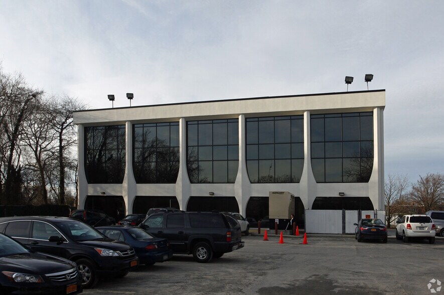 300 Sunrise Hwy, West Babylon, NY à louer - Photo du bâtiment - Image 2 de 9