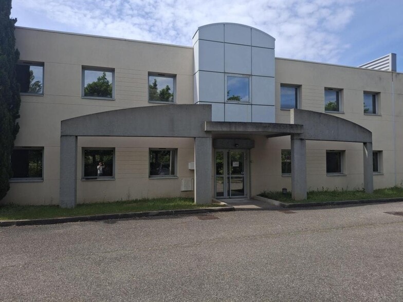 Flex in Saint-Priest for sale - Building Photo - Image 2 of 5