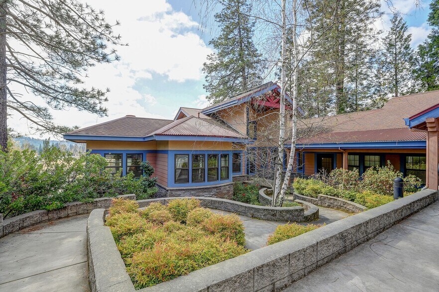 1740 E Main St, Grass Valley, CA à louer - Photo principale - Image 1 de 26