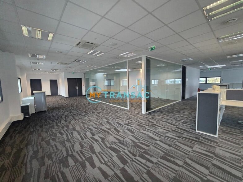 Office in Ivry-sur-Seine for lease - Interior Photo - Image 1 of 6