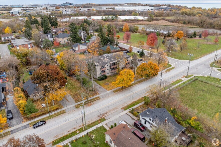 102 Front St E, Whitby, ON à vendre - Photo du bâtiment - Image 2 de 2