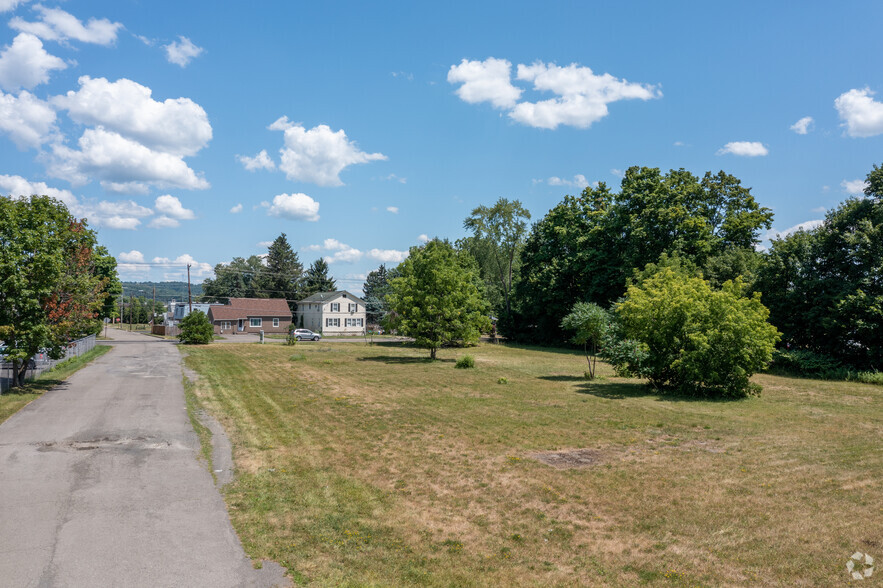 157 Oakdale Rd, Johnson City, NY à vendre - Photo du bâtiment - Image 3 de 8