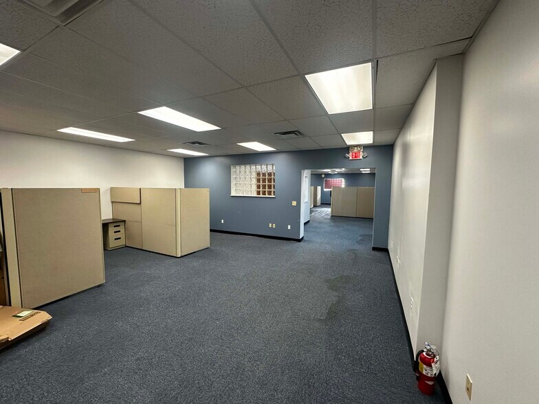 8830 Reading Rd, Cincinnati, OH à louer - Photo du bâtiment - Image 3 de 5