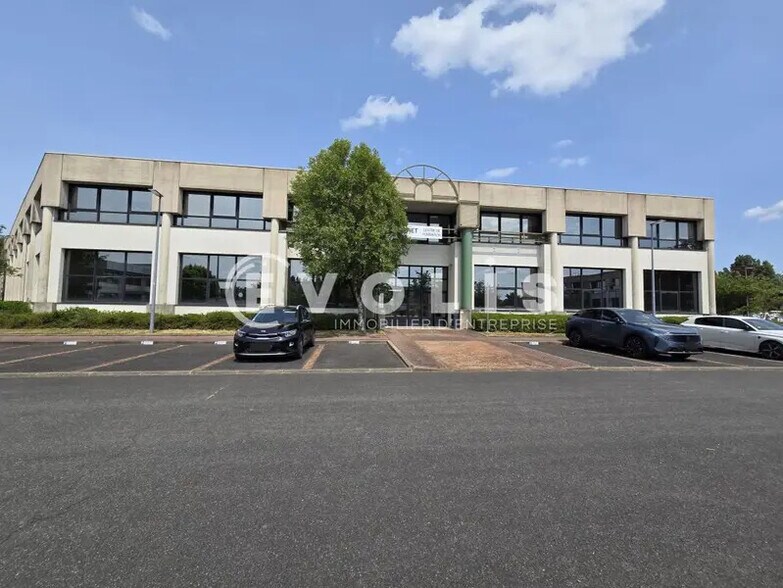 8 Place Marcel Rebuffat, Villejust for lease - Building Photo - Image 1 of 8