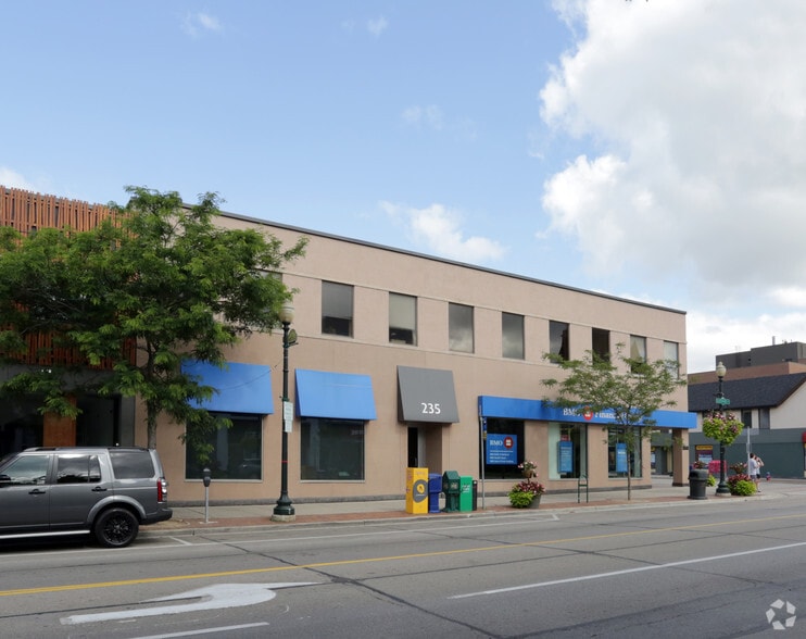 235 Lakeshore Rd E, Oakville, ON for lease - Building Photo - Image 2 of 3