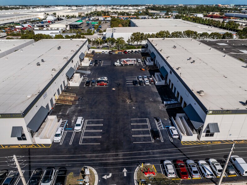 8315-8345 NW 74th St, Medley, FL à louer - Photo du bâtiment - Image 3 de 4