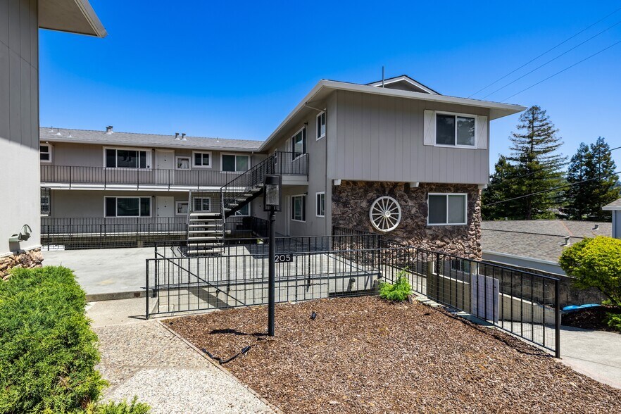 1205 Geraldine Way, Belmont, CA à vendre - Photo du bâtiment - Image 3 de 17