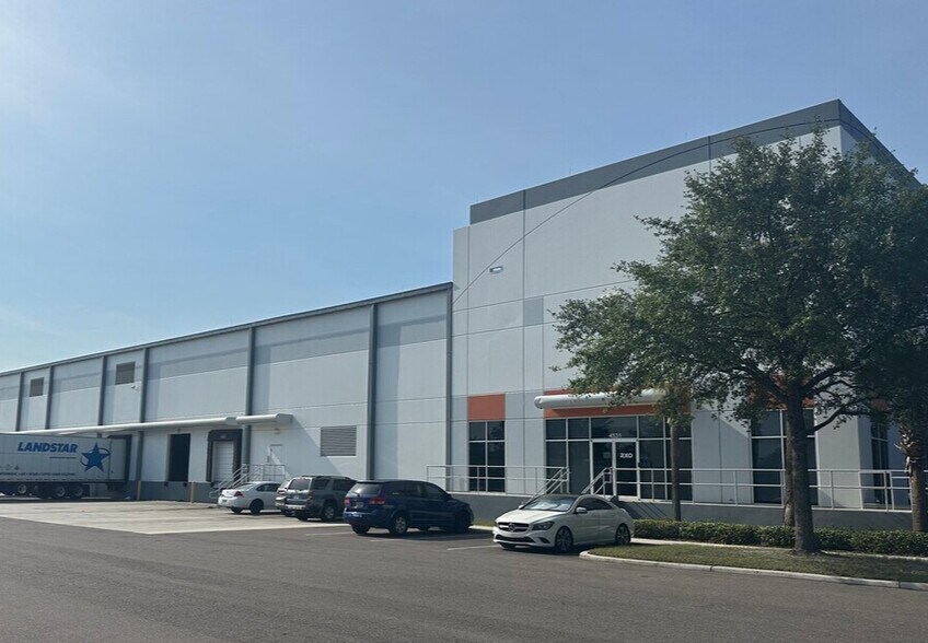 4531-4561 Madison Industrial Ln, Tampa, FL à louer - Photo principale - Image 1 de 10