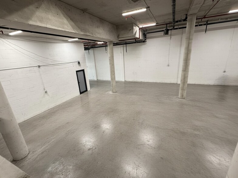 3637 31st St, Long Island City, NY à louer - Photo du bâtiment - Image 3 de 7