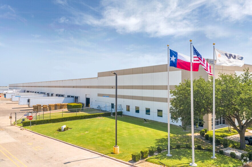 2722 S Jupiter Rd, Garland, TX à louer - Photo du bâtiment - Image 1 de 6