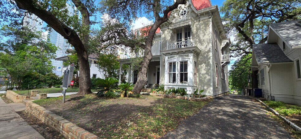 702 Rio Grande St, Austin, TX à louer - Photo du bâtiment - Image 2 de 12