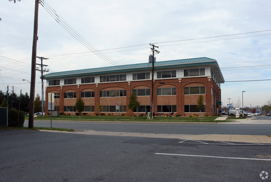 15901 Frederick Rd, Rockville, MD à vendre - Photo du bâtiment - Image 3 de 5