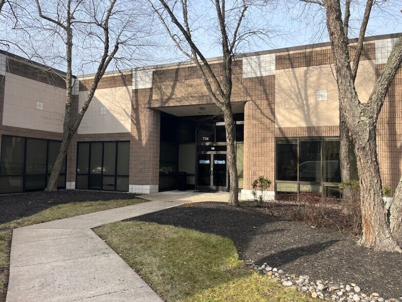 730 Louis Dr, Warminster Township, PA à louer - Photo principale - Image 2 de 11