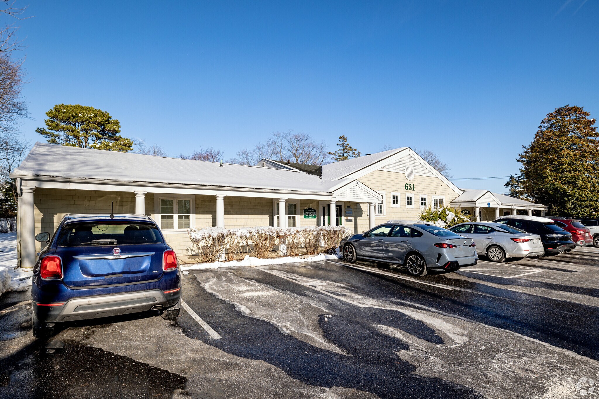 631 Montauk Hwy, West Islip, NY for lease Primary Photo- Image 1 of 6