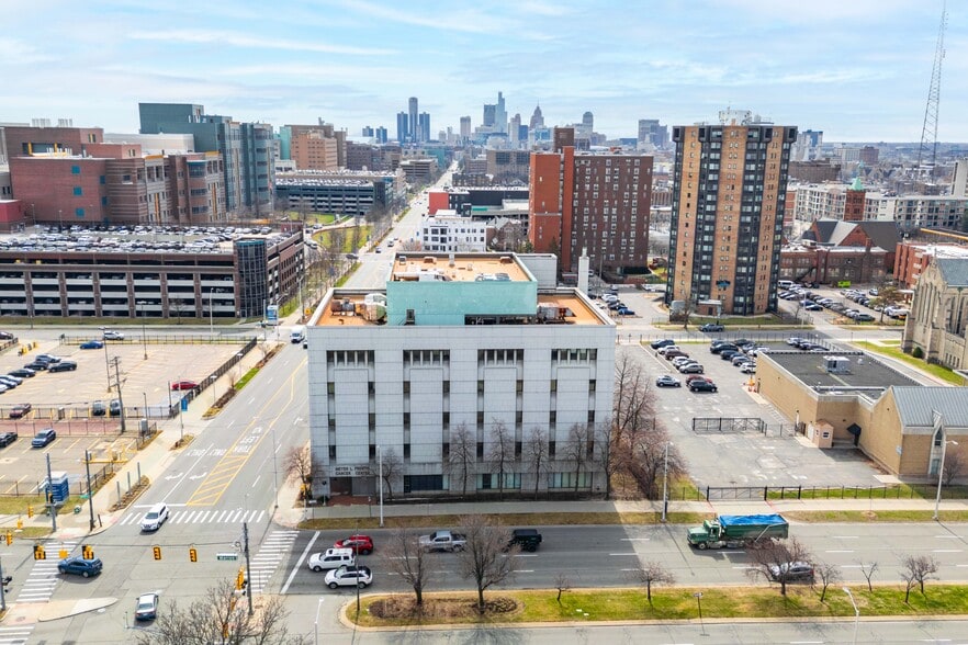 110 E Warren Ave, Detroit, MI for lease - Building Photo - Image 2 of 9