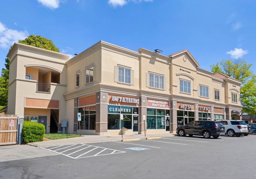 17015 Kenton Dr, Cornelius, NC à louer - Photo du bâtiment - Image 2 de 8