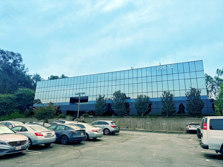 22632 Golden Springs Dr, Diamond Bar, CA à louer - Photo du bâtiment - Image 1 de 14