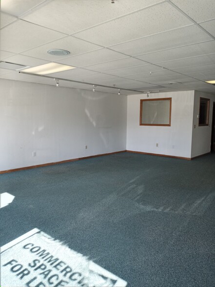 S72W16496-S72W16500 Janesville Rd, Muskego, WI for lease - Building Photo - Image 3 of 11