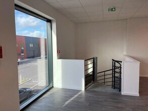 8 Avenue Du Vert Galant, Saint-Ouen-l'Aumône for lease Interior Photo- Image 2 of 4