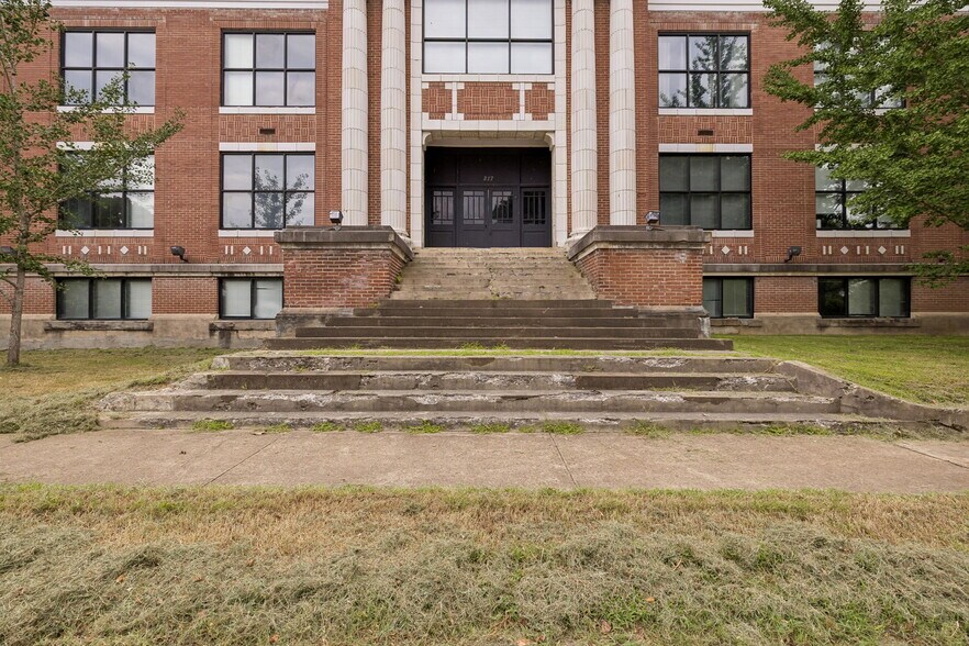 217 E Deadrick St, Jackson, TN à vendre - Photo du bâtiment - Image 2 de 40
