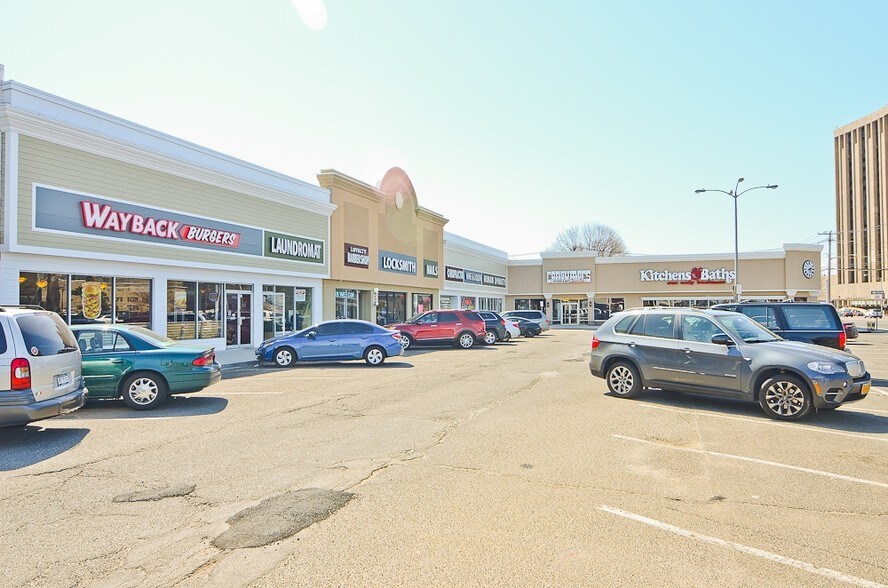 2280-2334 Hempstead Tpke, East Meadow, NY à louer - Photo du bâtiment - Image 2 de 3