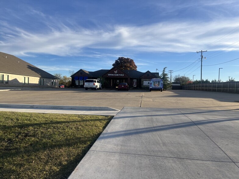 911 E MacArthur St, Shawnee, OK for lease - Building Photo - Image 1 of 43