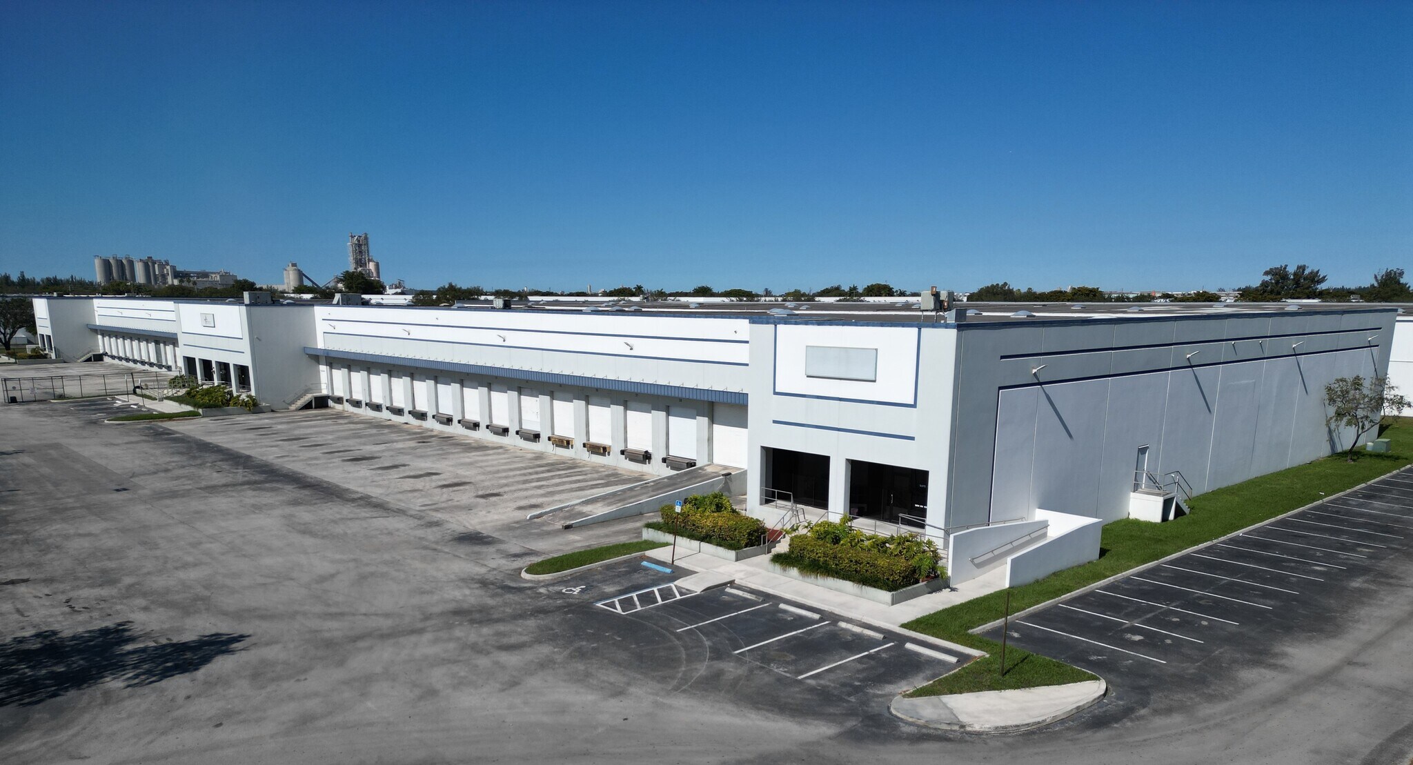 9901 NW 106th St, Medley, FL à louer Photo principale- Image 1 de 4