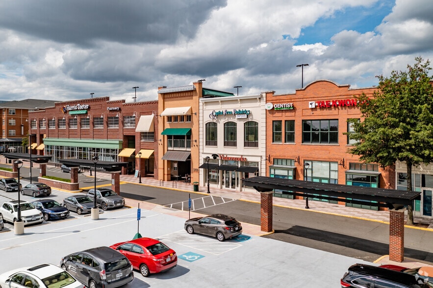 12950-12976 Highland Crossing Dr, Herndon, VA for lease - Building Photo - Image 2 of 9