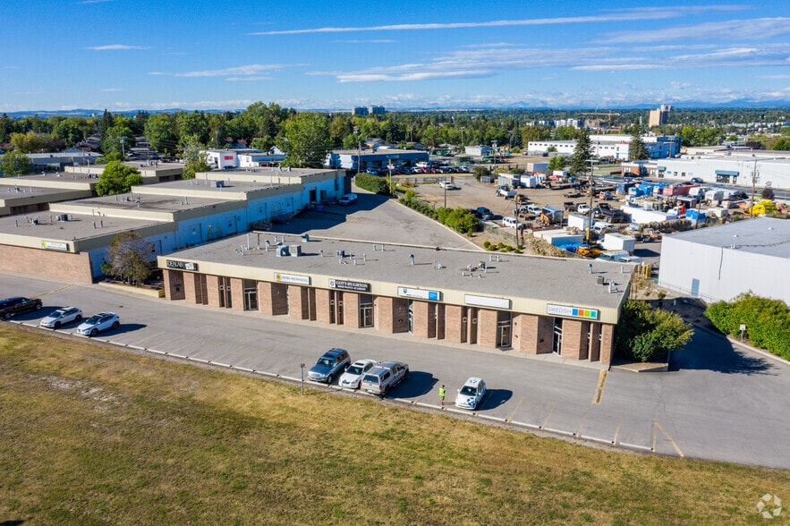 401-413 Forge Rd SE, Calgary, AB à louer - Aérien - Image 2 de 9