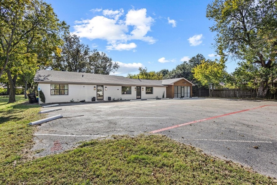 717 E Liberty St, Pilot Point, TX for lease - Building Photo - Image 2 of 23