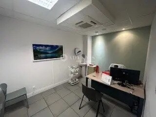 Office in Lyon for lease - Interior Photo - Image 3 of 11