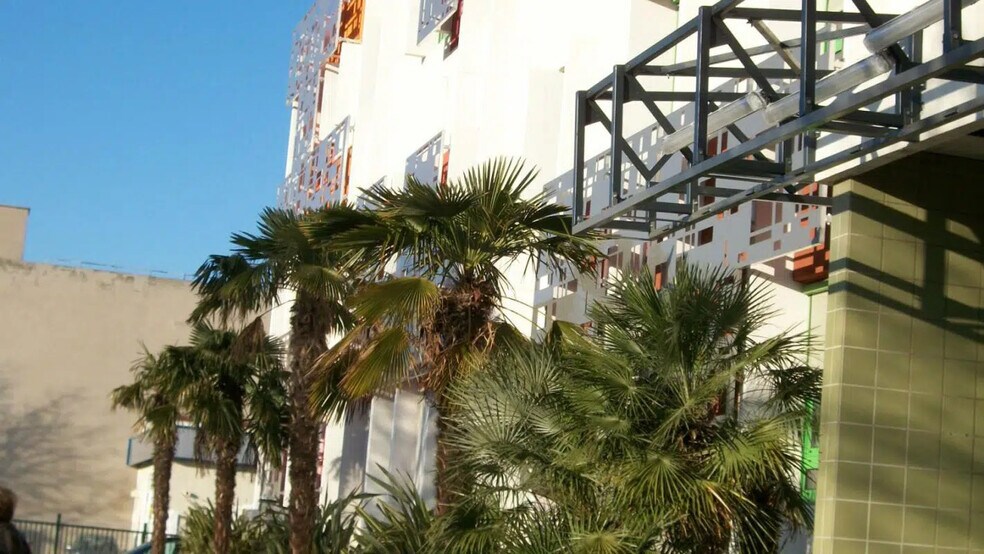 Office in Marseille for lease - Building Photo - Image 2 of 12