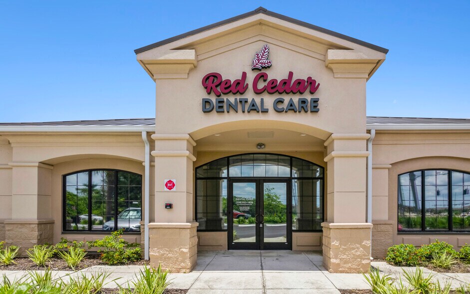 1701 Boy Scout Dr, Fort Myers, FL à vendre - Photo du bâtiment - Image 2 de 4