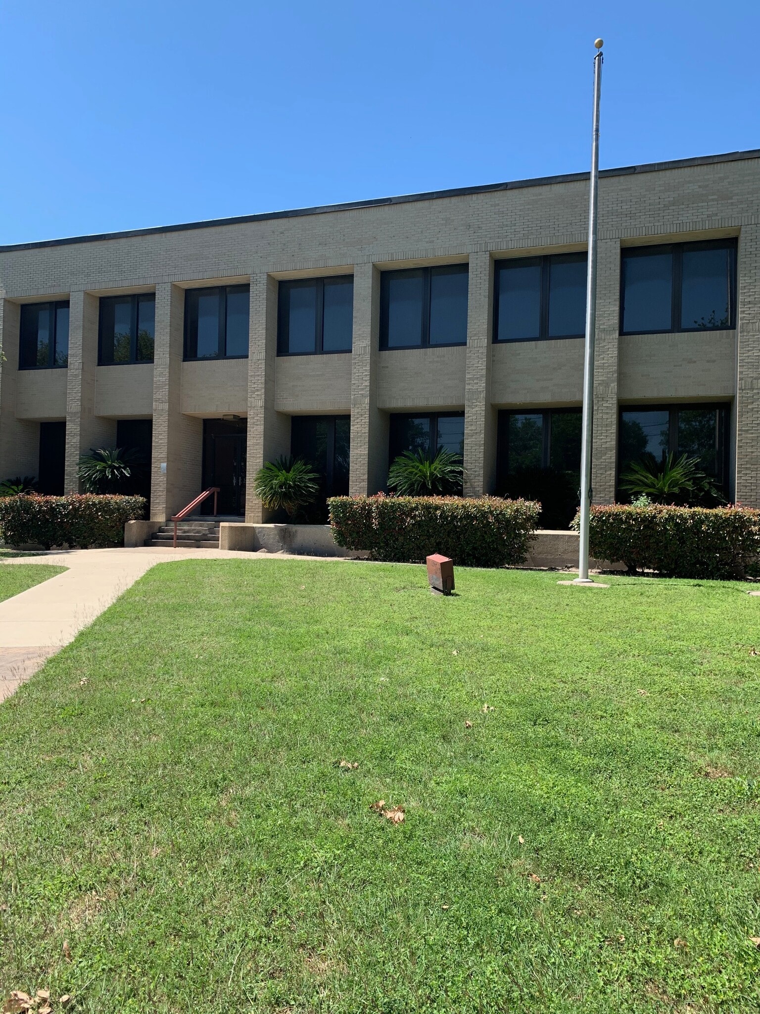 401 E Washington Ave, Navasota, TX à vendre Photo du bâtiment- Image 1 de 9