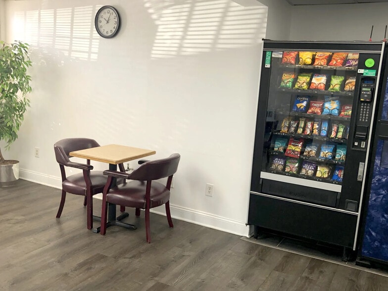 228-230 W Jersey St, Elizabeth, NJ for lease - Building Photo - Image 3 of 9