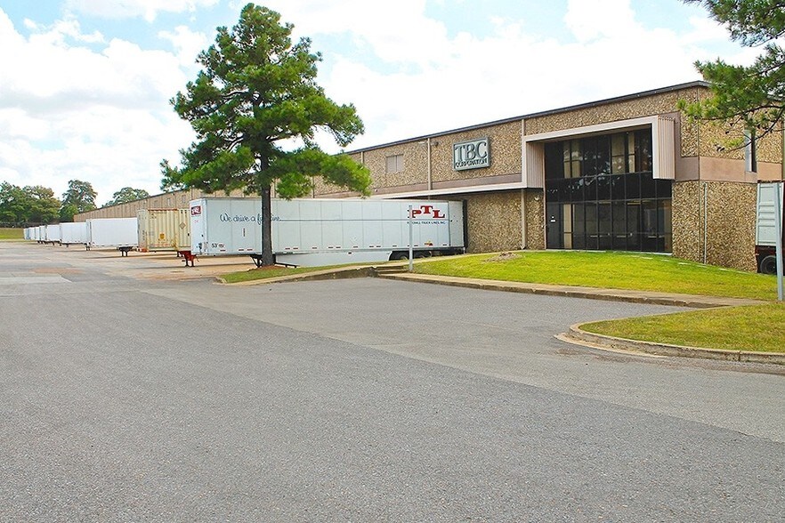 6125 E Shelby Dr, Memphis, TN à louer - Photo du bâtiment - Image 2 de 18