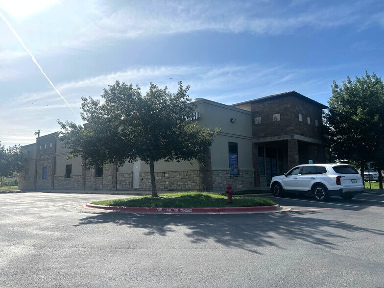 2401 S A W Grimes Blvd, Round Rock, TX à vendre - Photo du bâtiment - Image 1 de 13