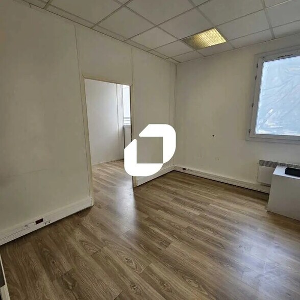 Office in Saint-Denis for lease - Building Photo - Image 3 of 14