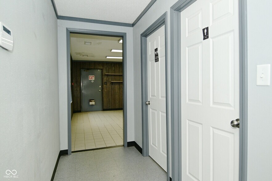 4976 W Smith Valley Rd, Greenwood, IN à vendre - Photo du bâtiment - Image 3 de 19