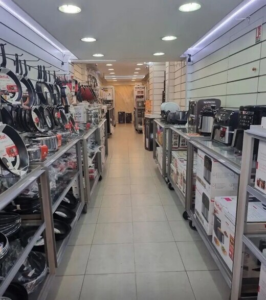 Retail in Paris for lease - Building Photo - Image 2 of 4
