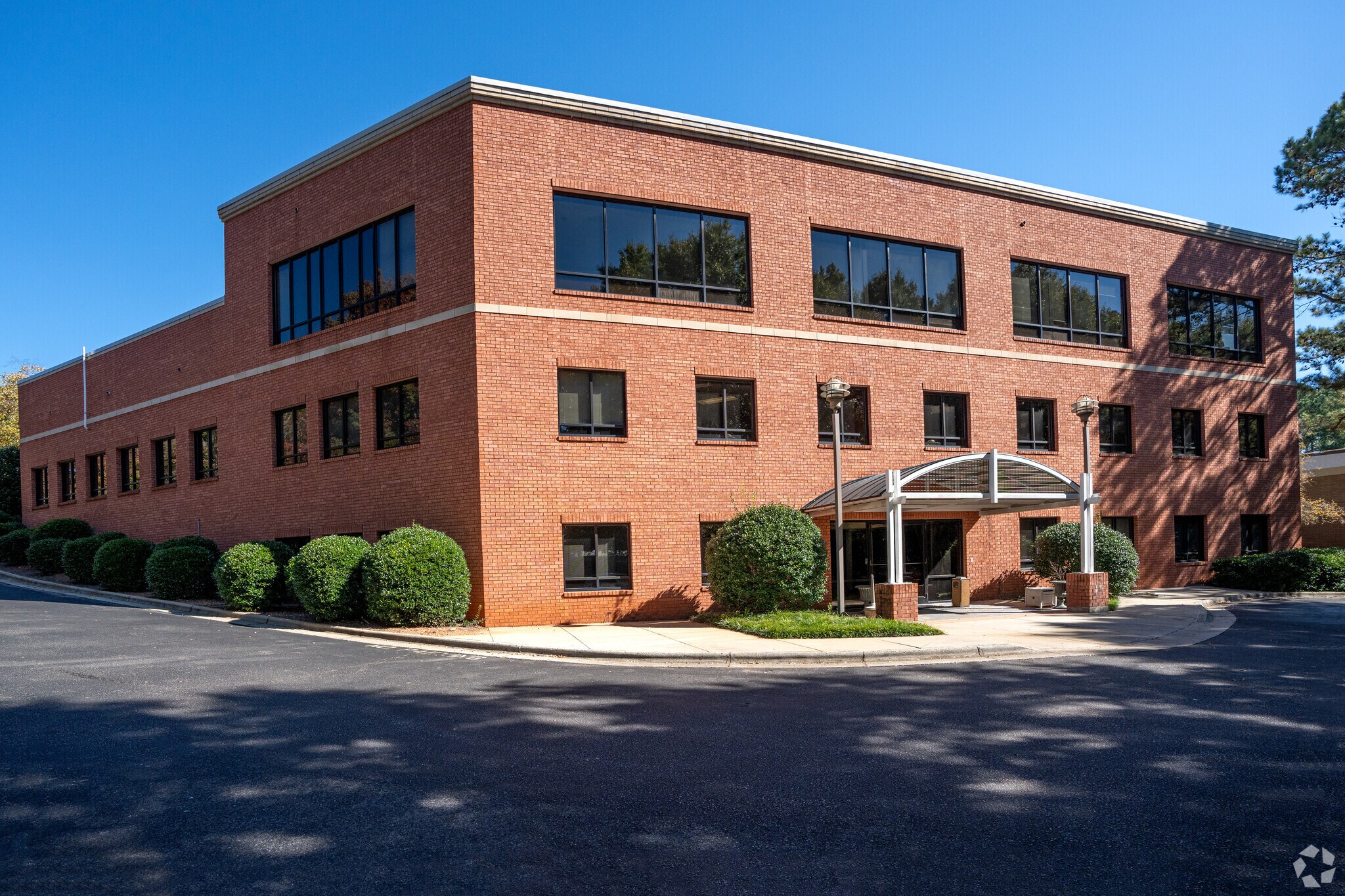 8024 Glenwood Ave, Raleigh, NC à louer Photo du bâtiment- Image 1 de 23