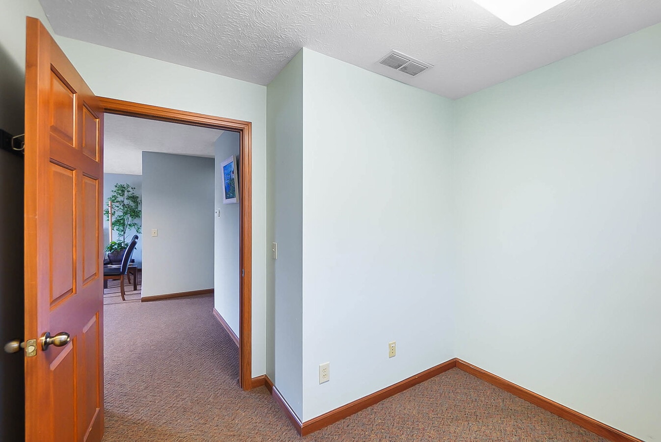 860 E Franklin St, Dayton, OH 45459 - Unit D -  - Interior Photo - Image 1 of 15