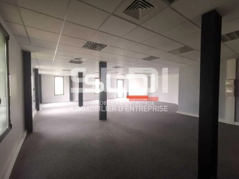 Office in Vaulx-Milieu for lease - Building Photo - Image 2 of 7