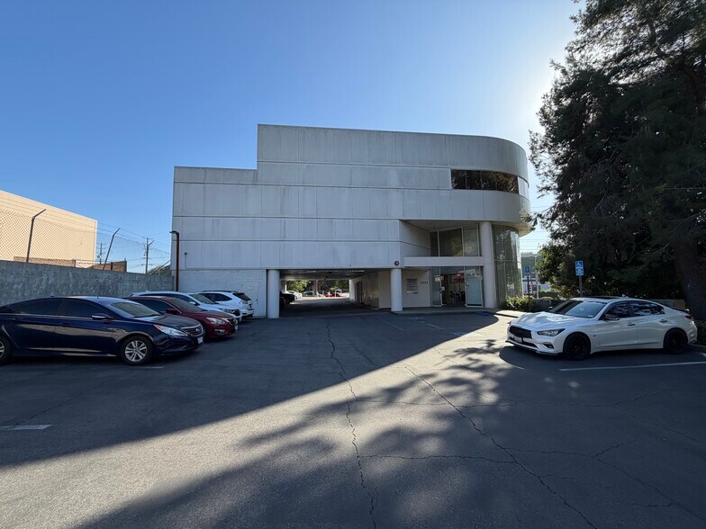 2501 Davidson Dr, Monterey Park, CA à vendre - Photo du bâtiment - Image 3 de 27
