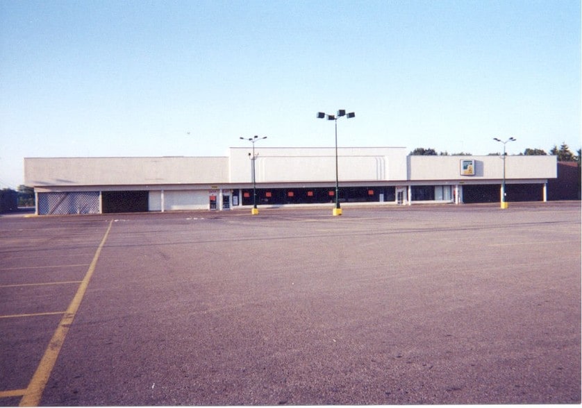 756 E Napier Ave, Benton Harbor, MI for lease - Building Photo - Image 2 of 8