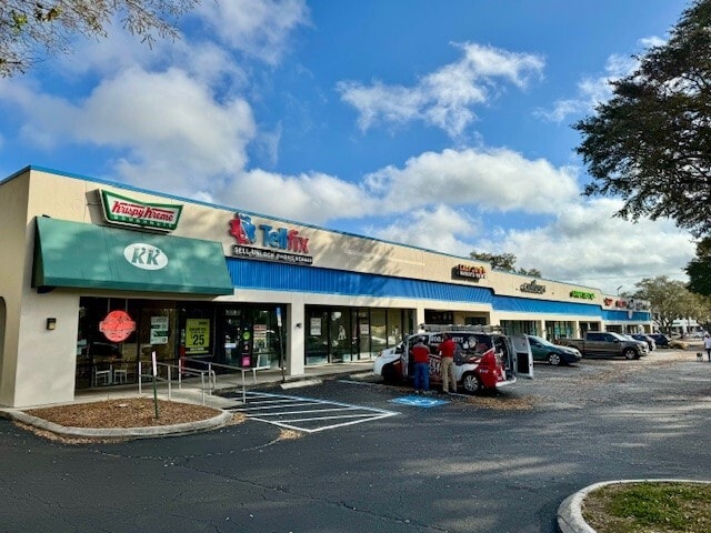 2102-2128 W Brandon Blvd, Brandon, FL for lease - Building Photo - Image 2 of 3