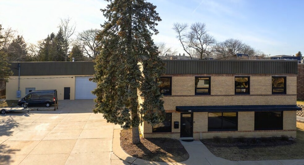 8035 N Port Washington Rd, Milwaukee, WI for sale - Building Photo - Image 3 of 12