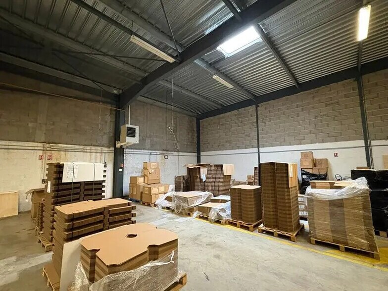 Flex in Saint-Priest for lease - Interior Photo - Image 2 of 5