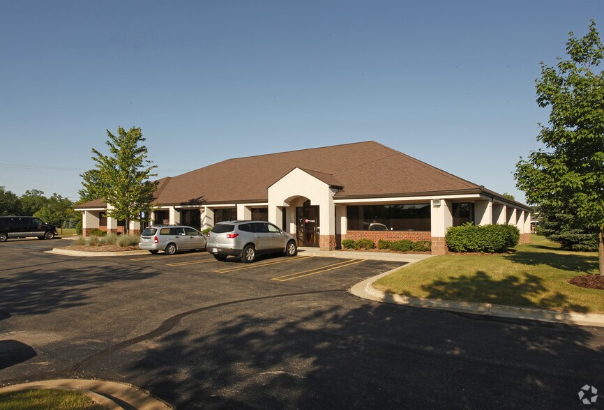5918 Meridian Blvd, Brighton, MI à louer - Photo du bâtiment - Image 1 de 5