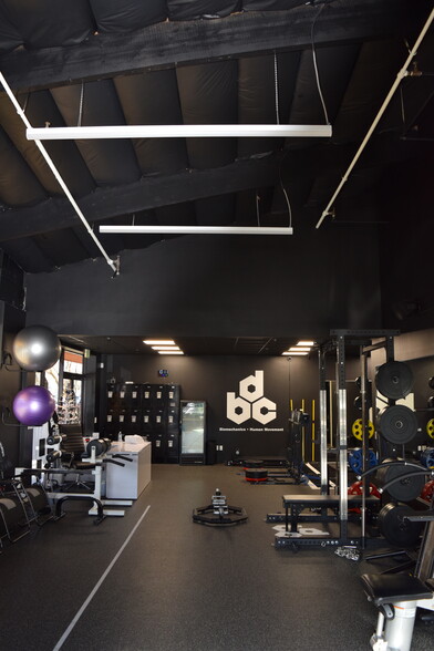 1370 Redwood Way, Petaluma, CA for sale - Interior Photo - Image 2 of 9